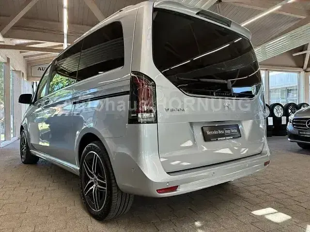 Gebraucht Mercedes V300 Avantgarde 237 PS (174 kW) 2025 Hightechsilber metallic Van / Kleinbus