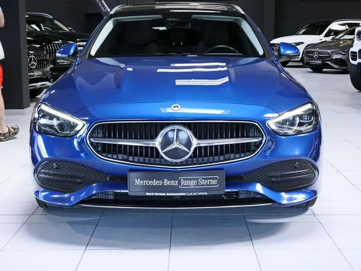 Gebraucht Mercedes C300 Avantgarde 258 PS (189 kW) 2023 Spektralblau metallic Kombi