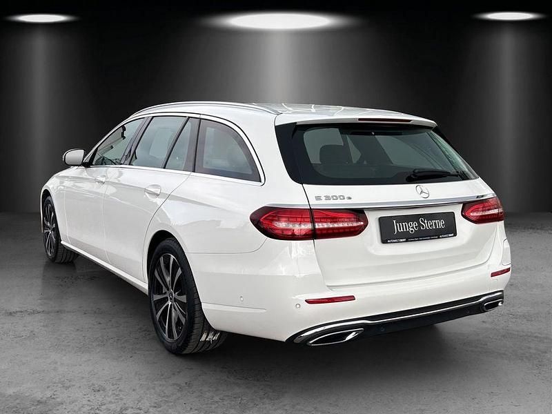 Gebraucht Mercedes E300 211 PS (155 kW) 2022 Weiß Limousine