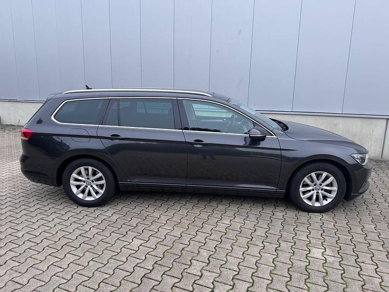 Grau Gebraucht 2018 VW Passat Comfortline Kombi | 9.999 € (Guter Preis) - Bild 1/4