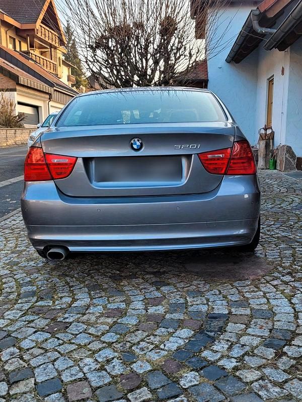 Gebraucht BMW 320 170 PS (125 kW) 2009 Silber Limousine