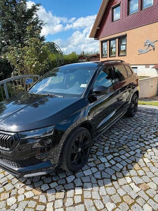 Schwarz Gebraucht 2022 Skoda Karoq SportLine SUV | 25.999 € (Superpreis) - Bild 1/3