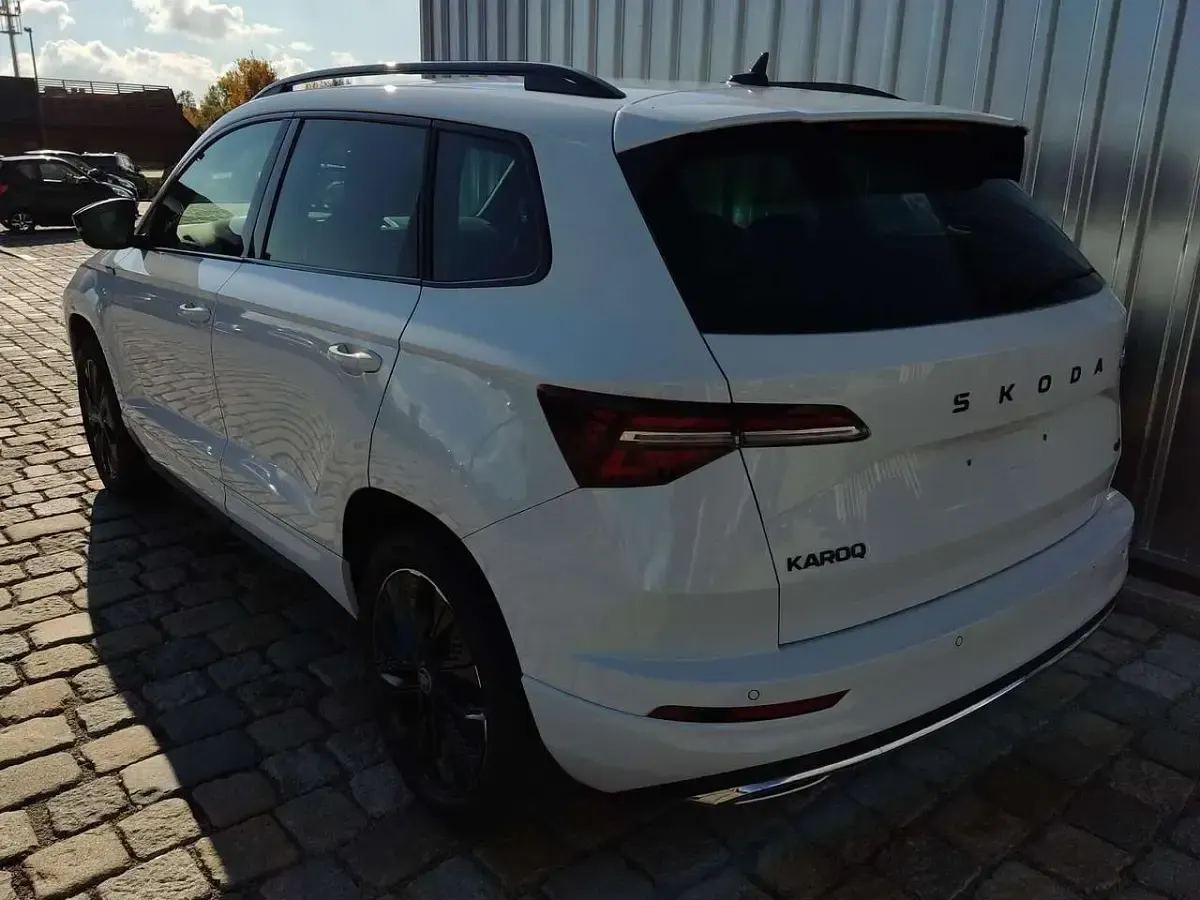 Neu Skoda Karoq SportLine 190 PS (139 kW) 2025 Moonweiß perleffekt SUV