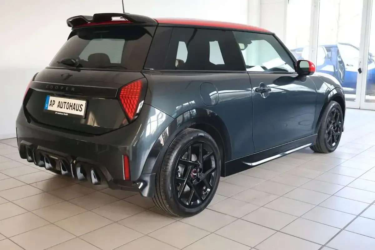 Używany Mini John Cooper Works 187 KM (137 kW) 2024 Czarny Hatchback
