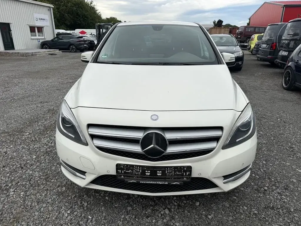 Gebraucht Mercedes B200 156 PS (114 kW) 2012 Weiß Kleinwagen