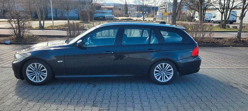 Gebraucht BMW 318 Sport Line 143 PS (105 kW) 2011 Schwarz Kombi