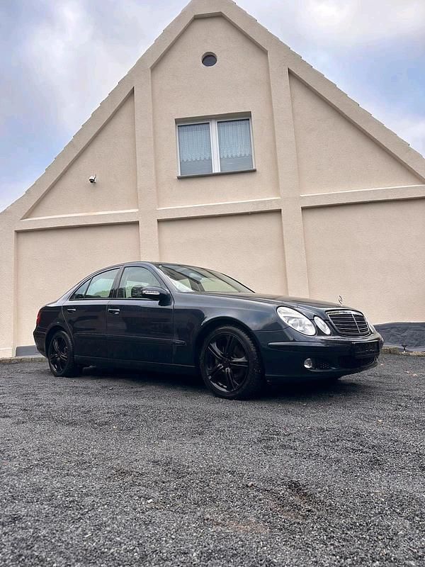 Schwarz Gebraucht 2004 Mercedes E200 Limousine | 3.350 € (Superpreis) - Bild 1/4