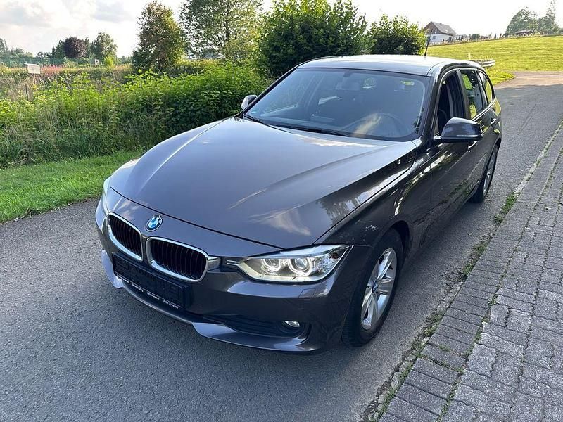 Braun Gebraucht 2013 BMW 318 Sport Line Kombi | 12.990 € (Etwas zu teuer) - Bild 1/4