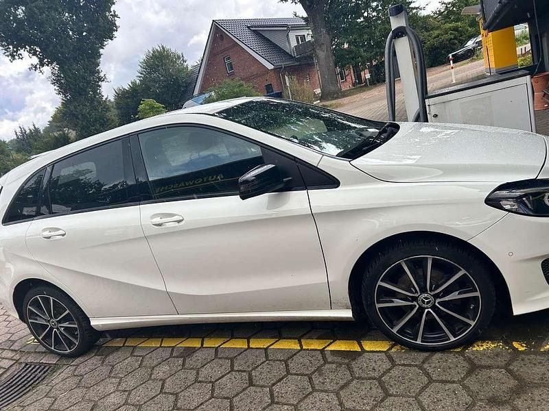 Weiß Gebraucht 2018 Mercedes B200 Van / Kleinbus | 17.000 € (Guter Preis) - Bild 1/4