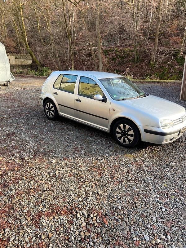 Silber Gebraucht 2001 VW Golf IV Kleinwagen | 900 € (Guter Preis) - Bild 1/4