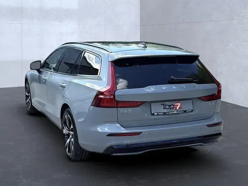 Gebraucht Volvo V60 Plus 197 PS (144 kW) 2025 Vapour grey / (metallic) Kombi
