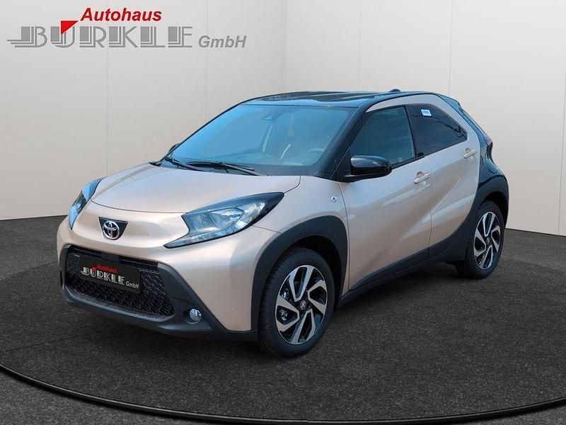 Beige Neu 2025 Toyota Aygo Kleinwagen | 16.888 € - Bild 1/3