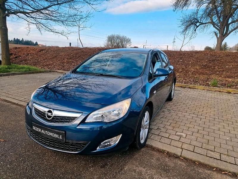 Usata Opel Astra 140 CV (102 kW) 2012 Blu Berlina