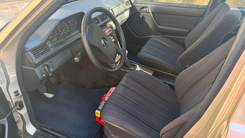 Gebraucht Mercedes E230 132 PS (97 kW) 1987 Silber Limousine