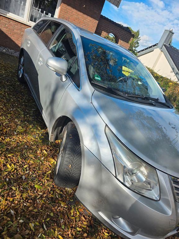 Silber Gebraucht 2012 Toyota Avensis Life Kombi | 6.300 € (Fairer Preis) - Bild 1/4