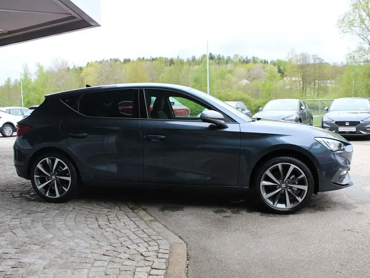 Nowe Seat Leon FR 150 KM (110 kW) 2025 Szary Sedan/Limuzyna