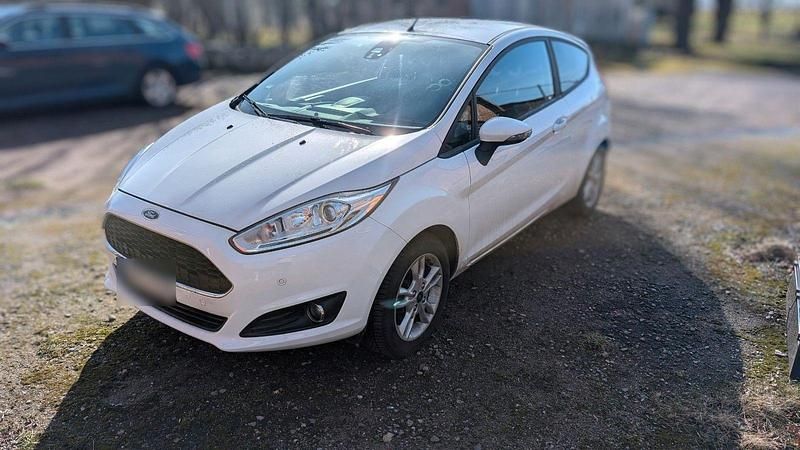 Gebraucht Ford Fiesta Celebration 101 PS (74 kW) 2017 Weiß Kleinwagen