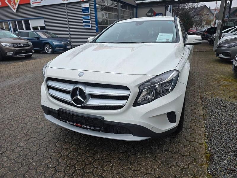 Gebraucht Mercedes GLA200 156 PS (114 kW) 2015 Weiß SUV