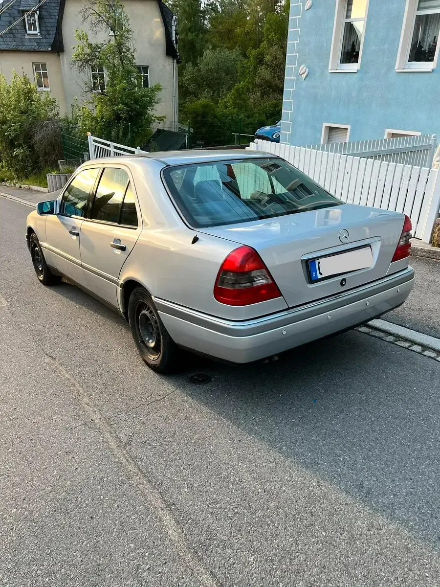 Gebraucht Mercedes C220 150 PS (110 kW) 1996 Silber Limousine