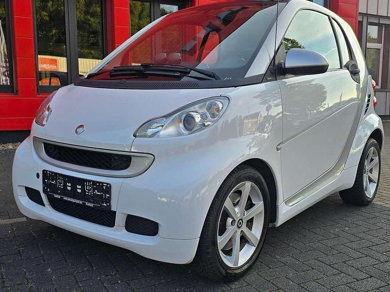 Gebraucht Smart ForTwo Coupé Passion 71 PS (52 kW) 2011 Kristallweiß/crystal white Kleinwagen