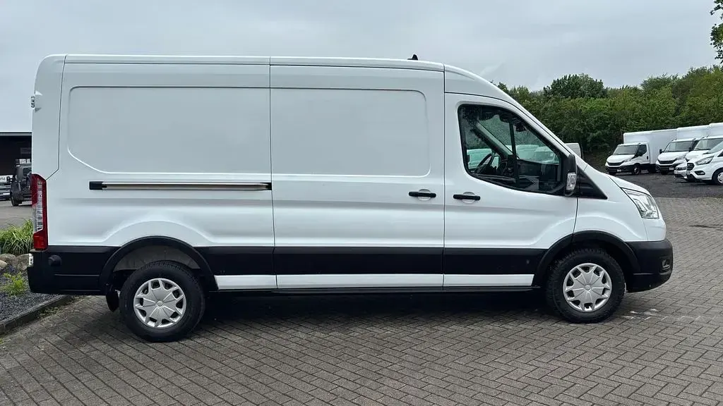 Gebraucht Ford Transit Trend 131 PS (96 kW) 2022 Frostweiß Van / Kleinbus