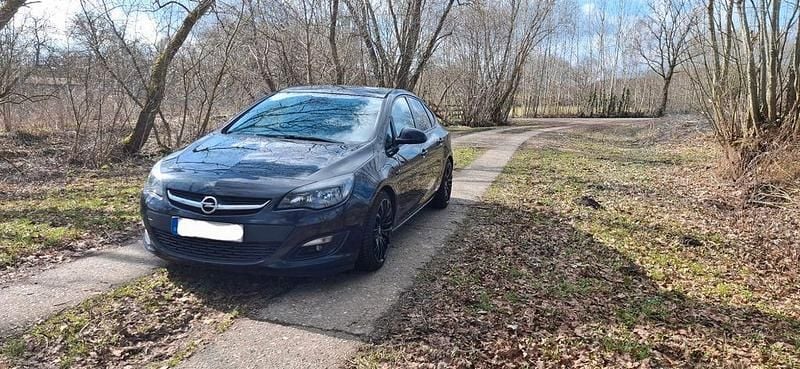 Gebraucht Opel Astra 140 PS (102 kW) 2013 Schwarz Limousine