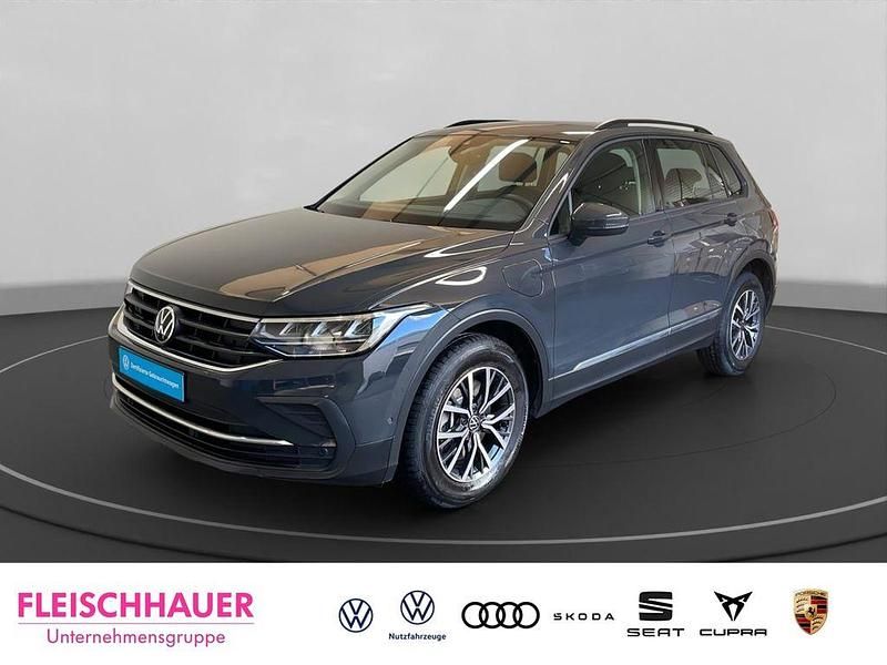 Grau Gebraucht 2022 VW Tiguan Life SUV | 27.490 € (Fairer Preis) - Bild 1/4