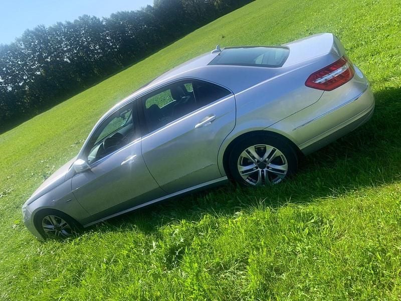 Silber Gebraucht 2011 Mercedes E250 Limousine | 8.500 € (Superpreis) - Bild 1/4