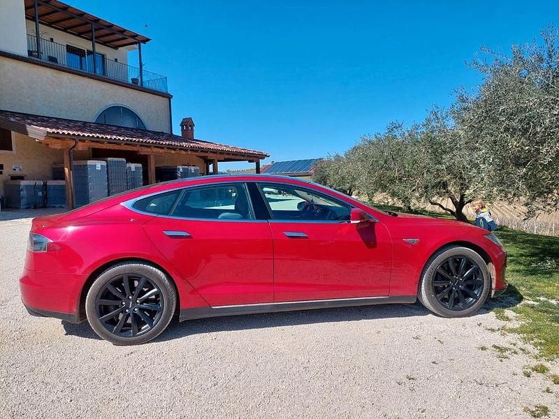 Rot Gebraucht 2014 Tesla Model S Limousine | 17.000 € (Fairer Preis) - Bild 1/4