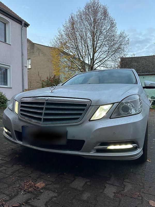 Gebraucht Mercedes E200 136 PS (100 kW) 2012 Silber Limousine