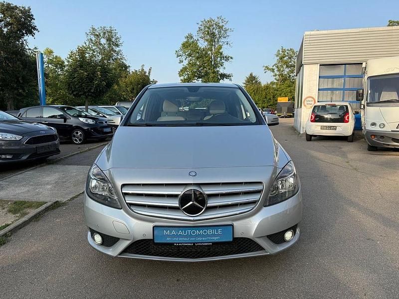 Silber Gebraucht 2014 Mercedes B180 Van / Kleinbus | 9.490 € (Fairer Preis) - Bild 1/4