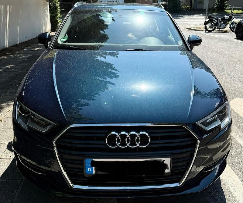 Blau Gebraucht 2019 Audi A3 Comfort Limousine | 17.200 € (Guter Preis) - Bild 1/4