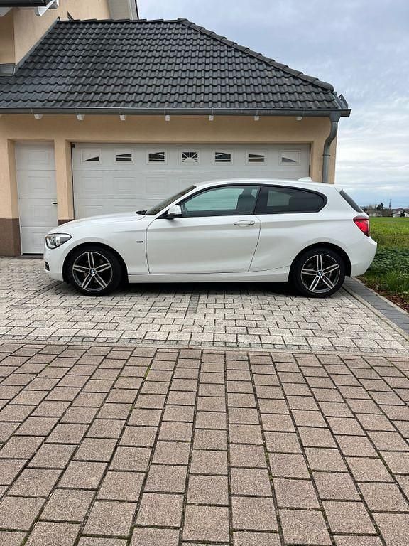 Weiß Gebraucht 2013 BMW 118 Sport Line Kleinwagen | 6.950 € (Fairer Preis) - Bild 1/4