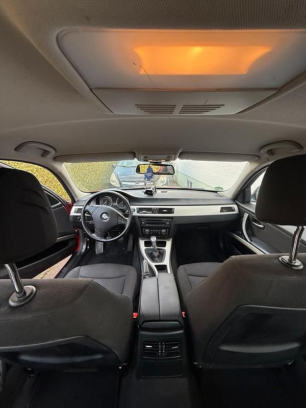 Gebraucht BMW 320 184 PS (135 kW) 2011 Rot Limousine