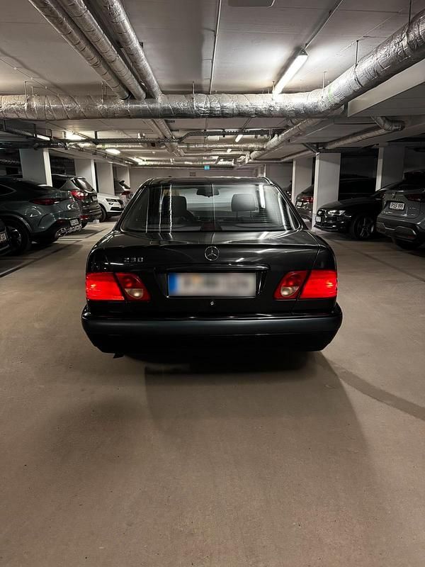 Gebraucht Mercedes E230 140 PS (102 kW) 1995 Schwarz Limousine