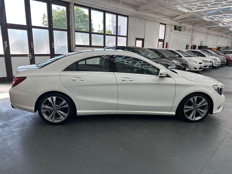 Gebraucht Mercedes CLA180 Urban 122 PS (89 kW) 2018 Weiß Limousine