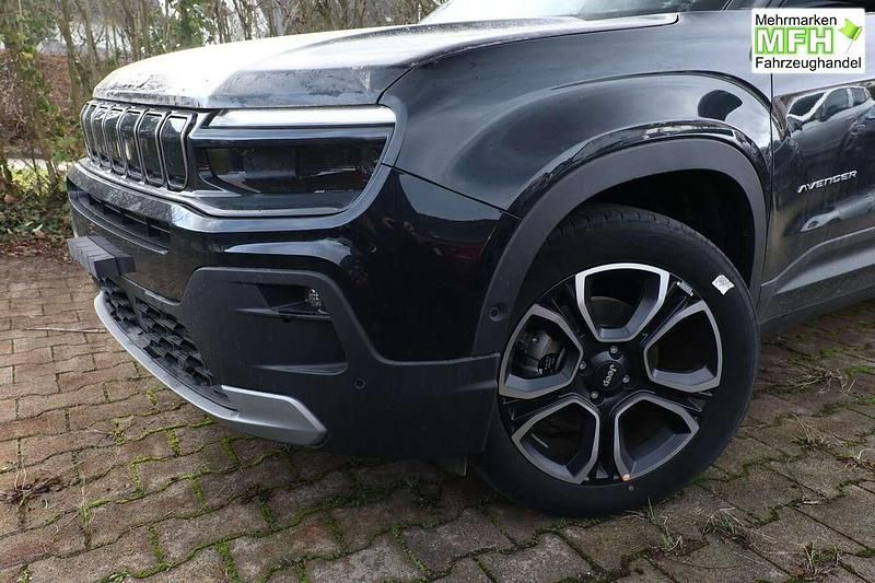 Neu Jeep Avenger Summit 110 PS (80 kW) 2025 Volcano black SUV