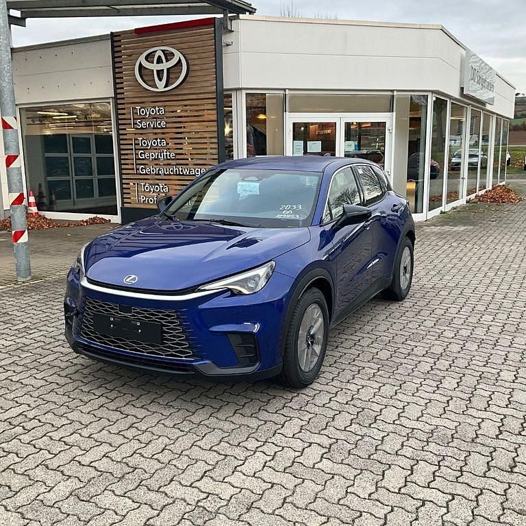 Neu Lexus LBX 136 PS (100 kW) 2025 Dark blue m m SUV