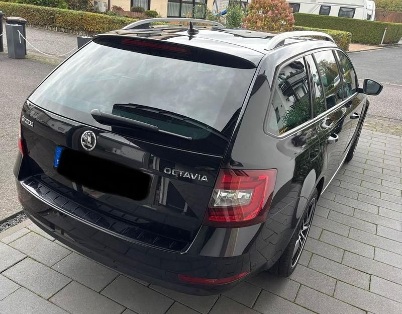 Schwarz Gebraucht 2017 Skoda Octavia Ambition Kombi | 11.500 € (Fairer Preis) - Bild 1/4