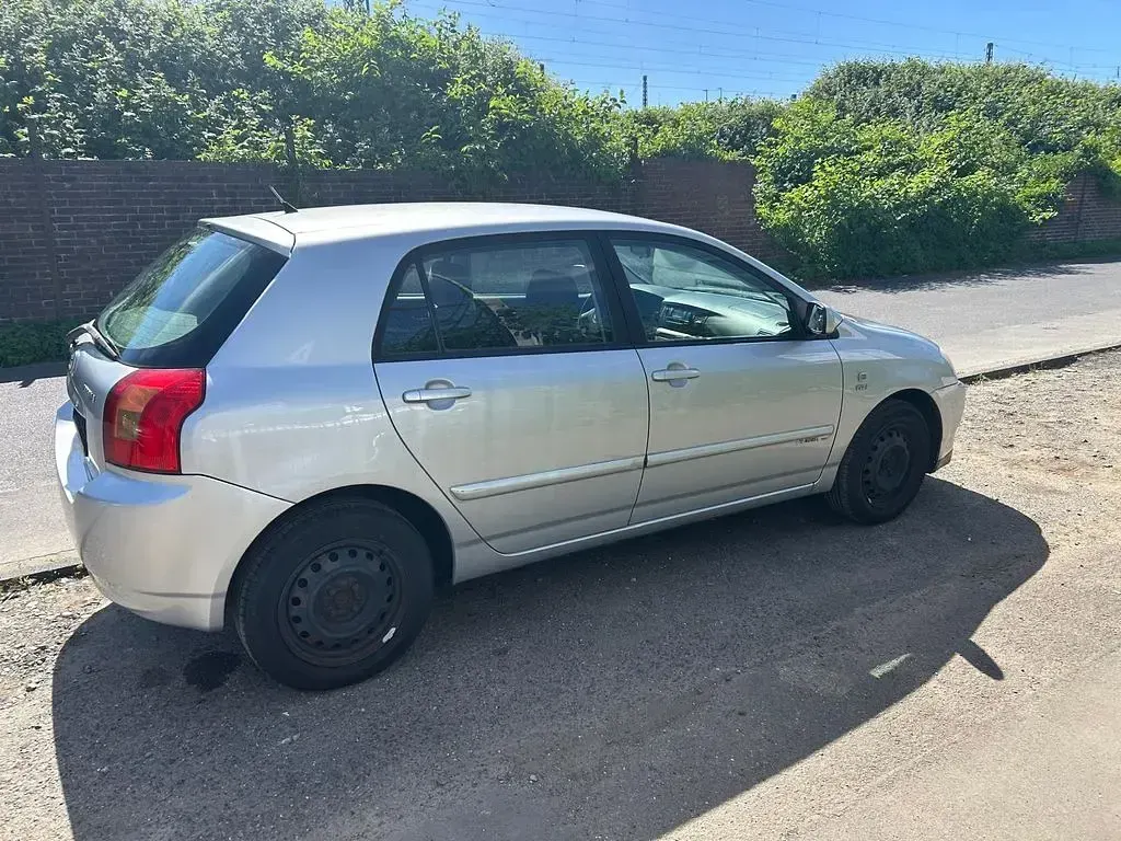 Brugt Toyota Corolla Sol 110 HK (80 kW) 2002 Sølv Sedan