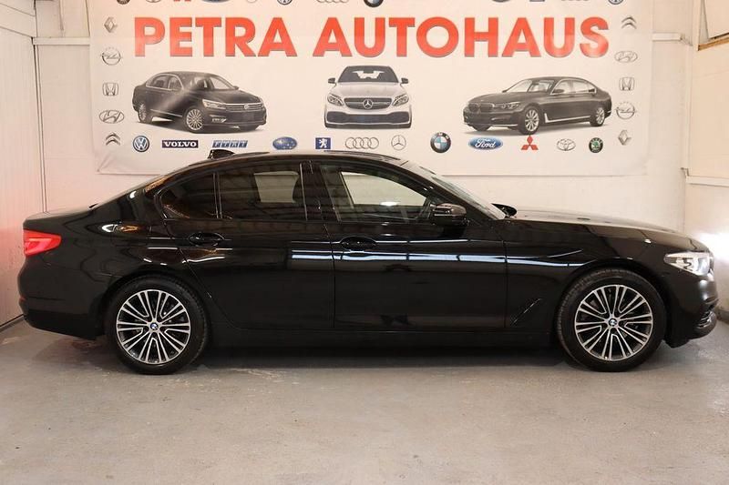 Schwarz Gebraucht 2020 BMW 520 Sport Line Limousine | 21.499 € (Superpreis) - Bild 1/4