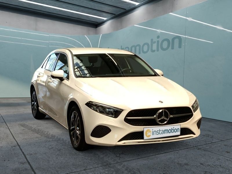 Weiß Gebraucht 2024 Mercedes A180 Advanced Limousine | 30.360 € (Fairer Preis) - Bild 1/3