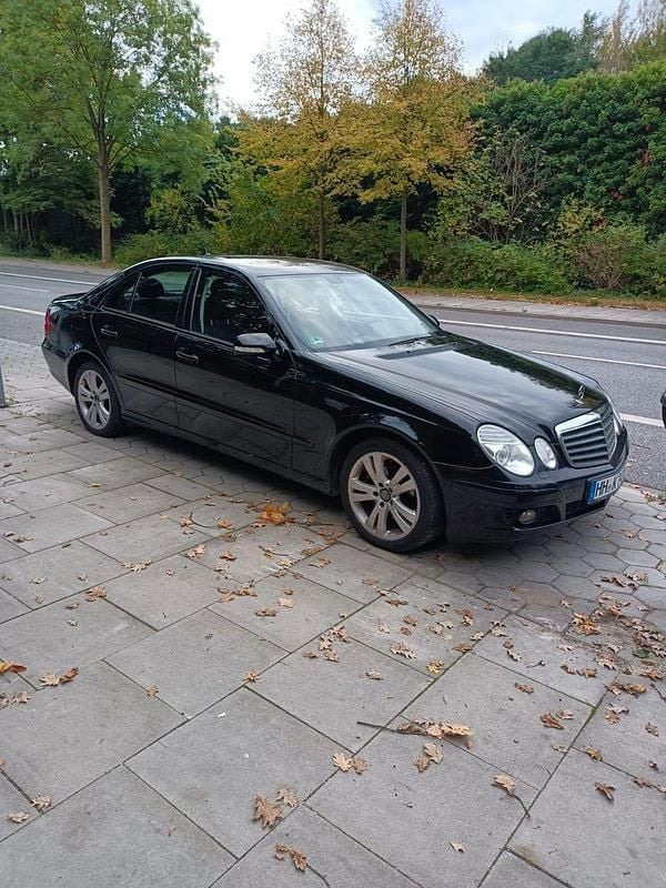 Schwarz Gebraucht 2006 Mercedes E220 Limousine | 2.999 € (Fairer Preis) - Bild 1/4