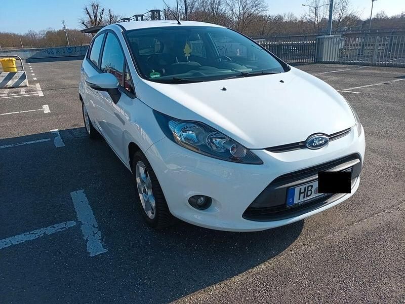 Gebraucht Ford Fiesta Trend 97 PS (71 kW) 2010 Weiß Kleinwagen