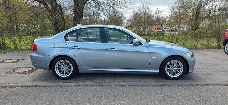Gebraucht BMW 325 Comfort Edition 218 PS (160 kW) 2011 Blau Limousine