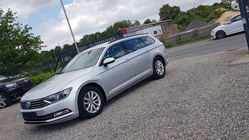 Silber Gebraucht 2018 VW Passat Comfortline Kombi | 12.400 € (Guter Preis) - Bild 1/4
