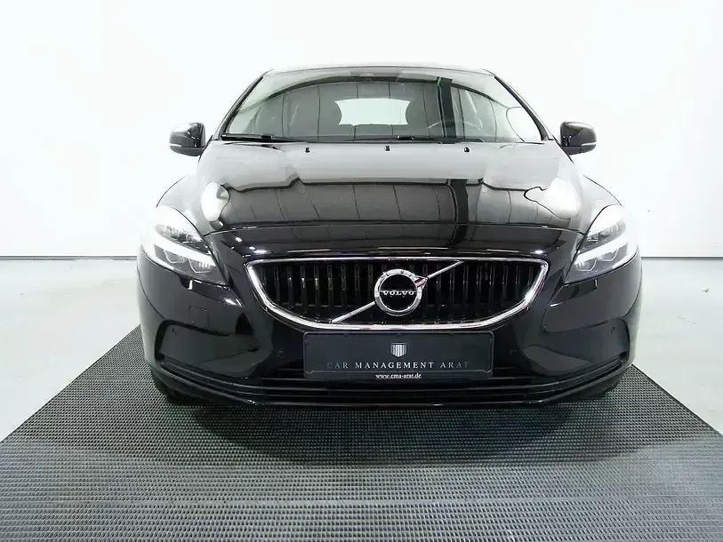 Gebraucht Volvo V40 Momentum 152 PS (111 kW) 2018 Onyx black (metallic) Kombi