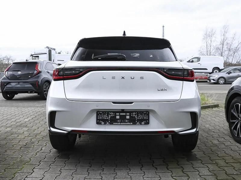 Gebraucht Lexus LBX 136 PS (100 kW) 2024 Titaniumweiß/dach samtschwarz SUV