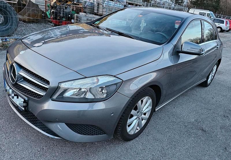 Gebraucht Mercedes A180 109 PS (80 kW) 2012 Grau Kleinwagen
