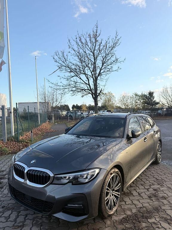 Grau Gebraucht 2020 BMW 320 M Sport Kombi | 22.499 € (Guter Preis) - Bild 1/4